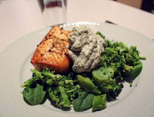 Smörstek lax med brocoli och grön majonnäs