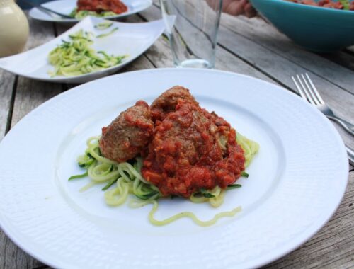 Köttbullar i tomatsås och zucchinipasta