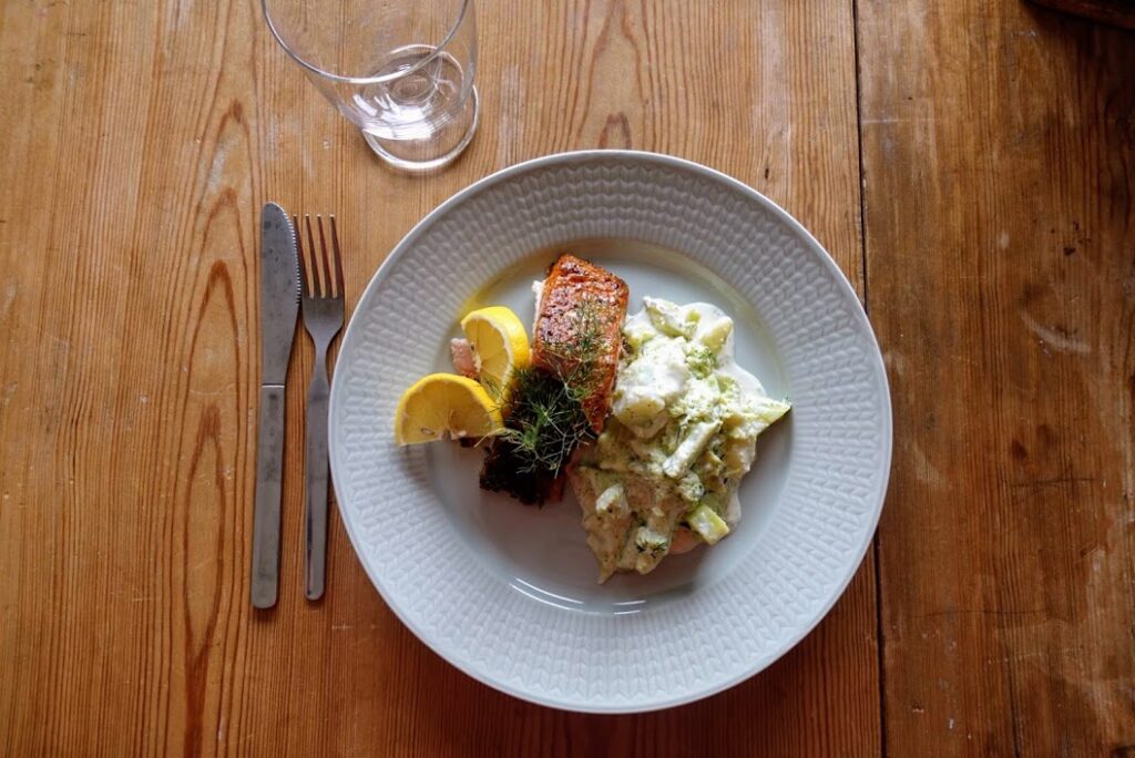 Varmrökt lax med gräddstuvad broccoli