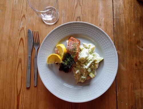 Varmrökt lax med gräddstuvad broccoli